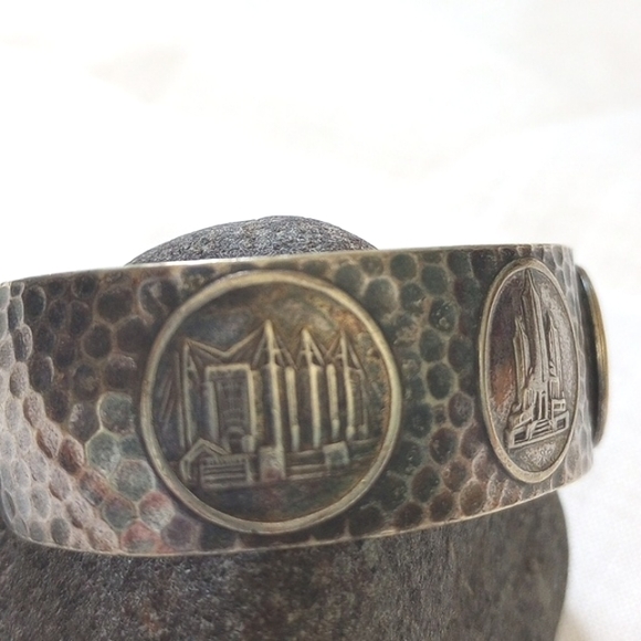 1934 Chicago Worlds Fair Cuff Bracelet Souvenir hammered silvertone - Picture 4 of 10